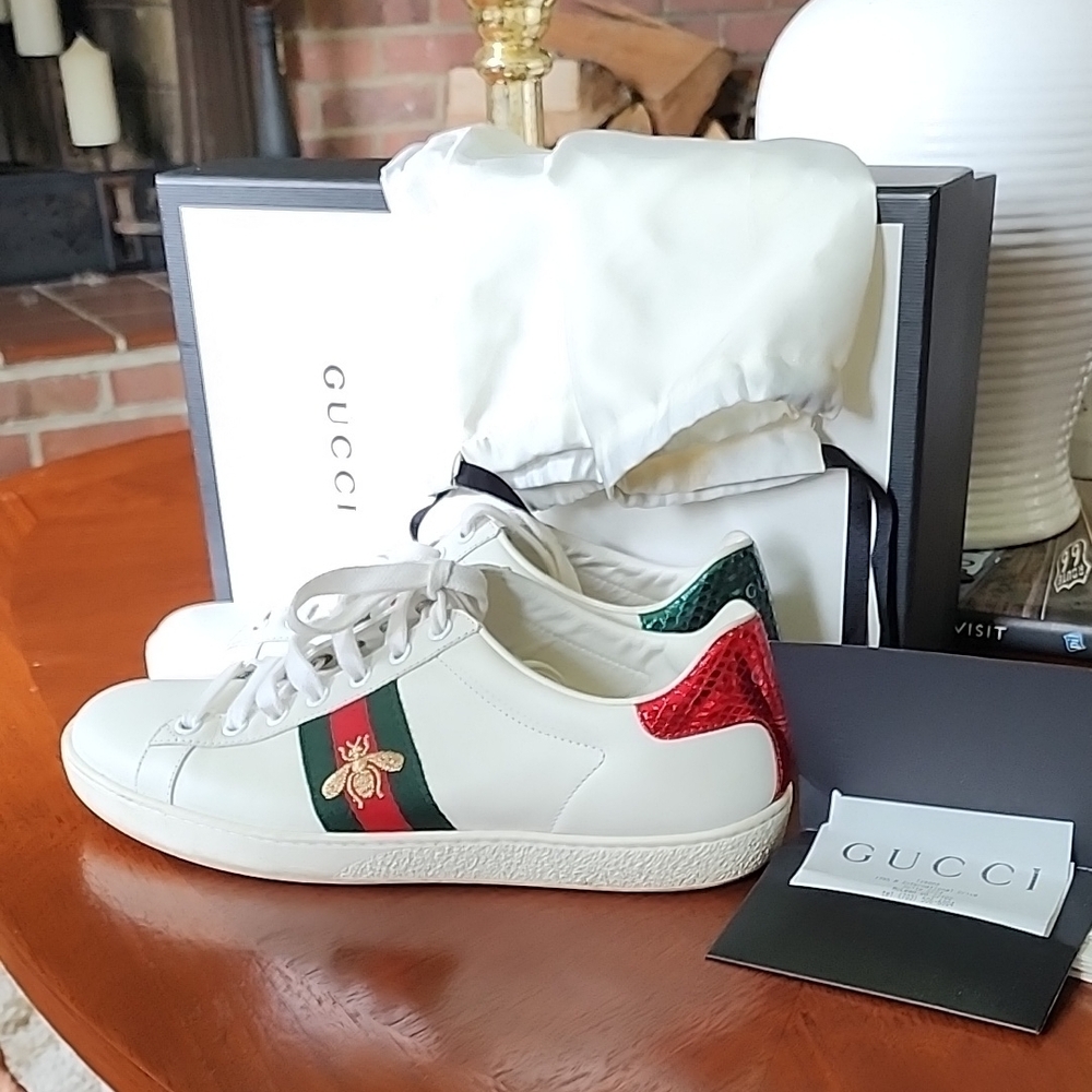 WOMEN'S GUCCI ACE SNEAKER WITH BEE